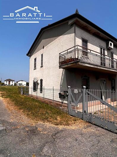 Casa con 8 locali in vendita in Motteggiana