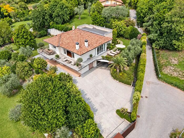 Casa con 10 locali in vendita in Via IV Novembre, Salo'