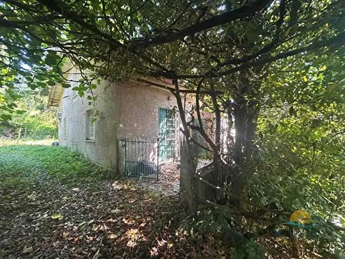 Casa con 8 locali in vendita in Loc Regiosi, Casella