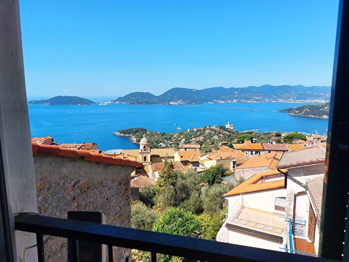 Appartamento trilocale in vendita in Lerici