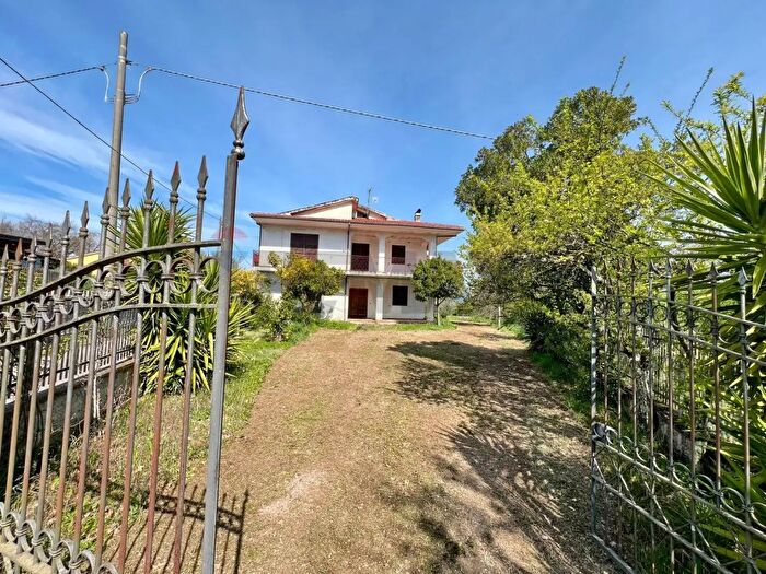 Casa con 8 locali in vendita in Caianello