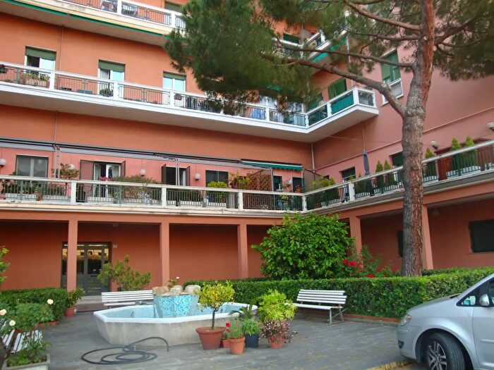 Appartamento con 16 locali in vendita in Via allAsilo Davide E Delfina Garbarino, Genova