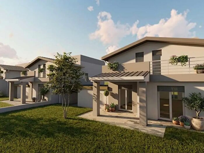 Casa con 5 locali in vendita in Via Foscolo, Cislago
