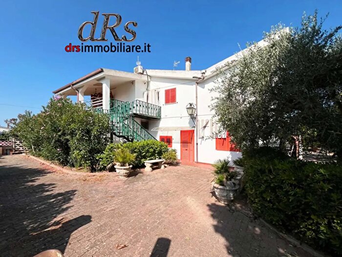 Casa con 10 locali in vendita in Contrada San Leonardo, Pisticci