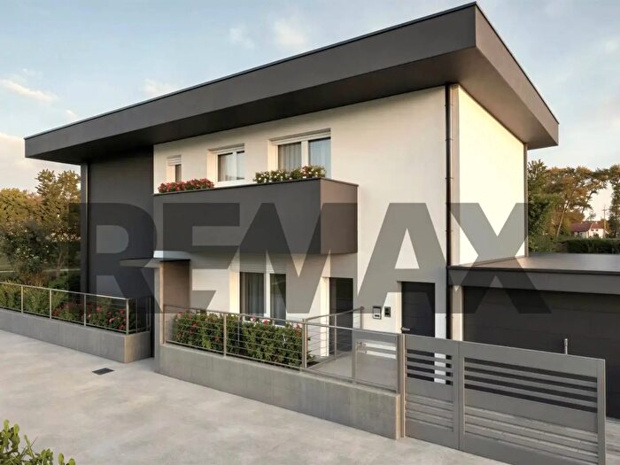Appartamento trilocale in vendita in Via Orefici, Capriate San Gervasio