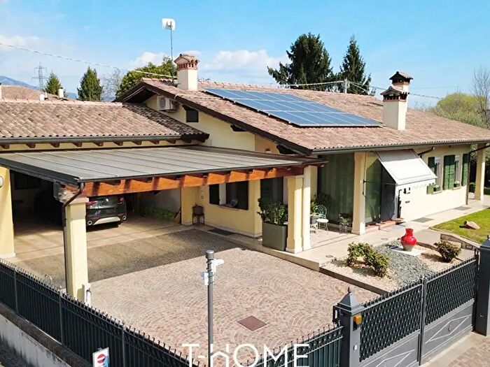 Casa con 8 locali in vendita in San Zenone Degli Ezzelini