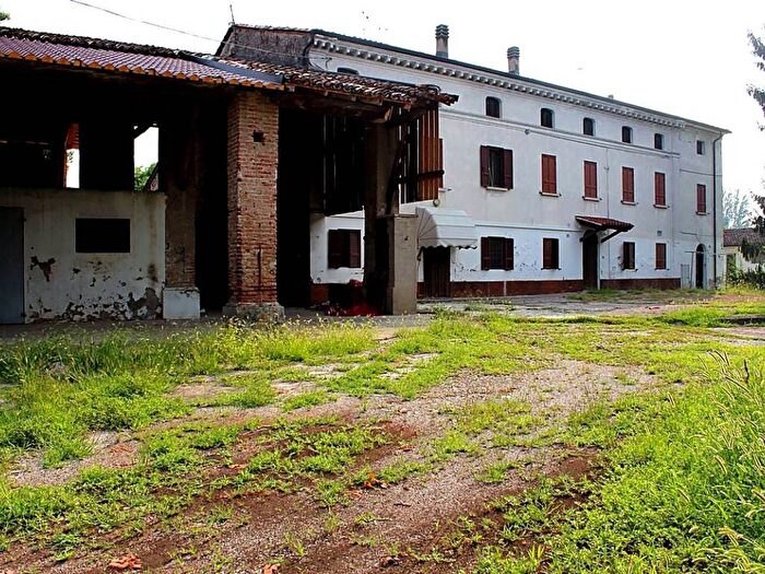 Casa con 6 locali in vendita in Strada Ca' Bianca, Goito