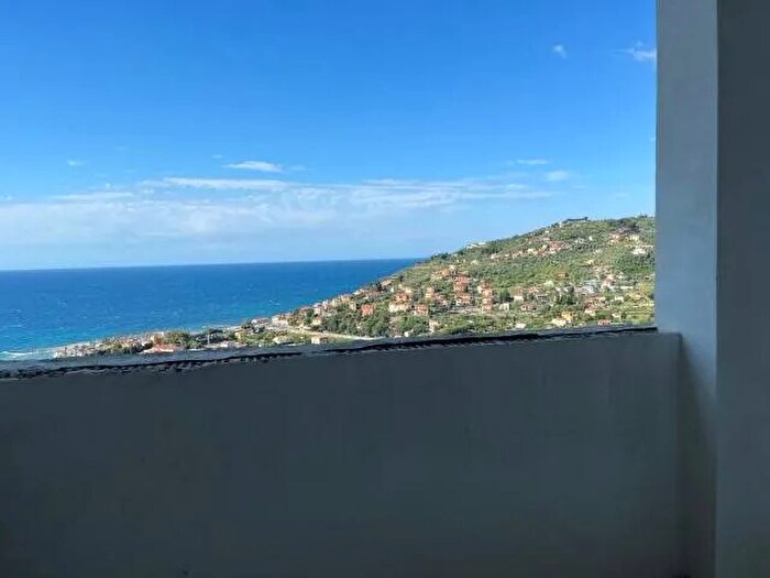 Casa con 5 locali in vendita in Via Calvario, Imperia