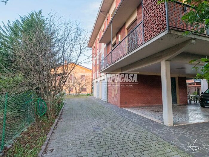 Casa con 10 locali in vendita in Via Indipendenza, Modena