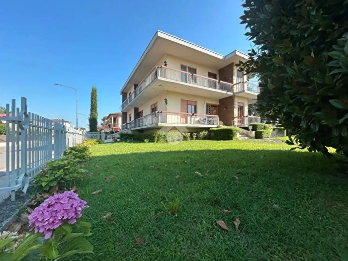 Casa con 10 locali in vendita in Isola Della Scala