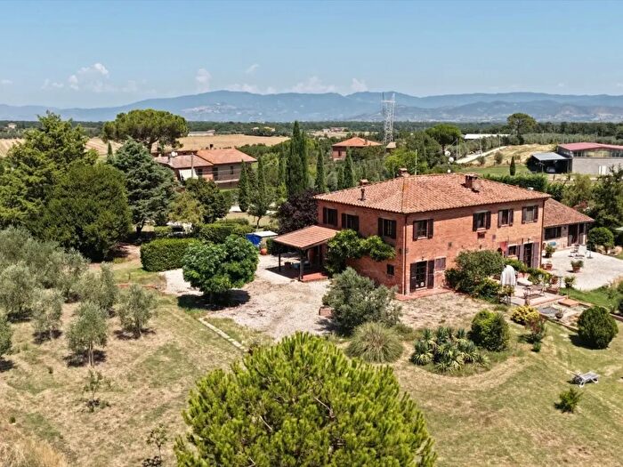 Casa con 6 locali in vendita in Via Giardini, Castiglione Del Lago