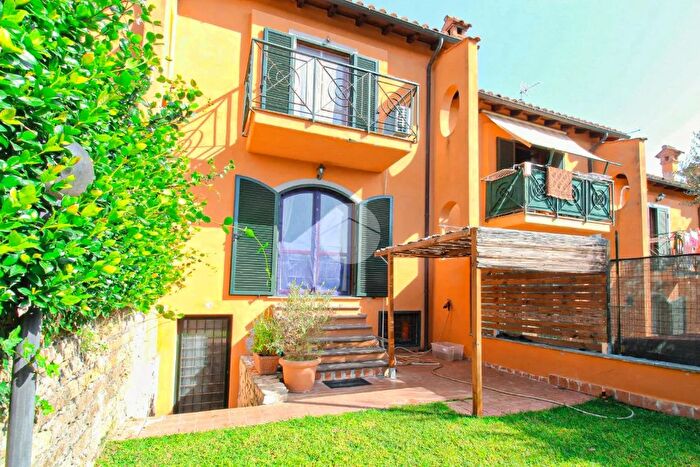 Casa quadrilocale in vendita in Via Muzio Clementi, Nepi