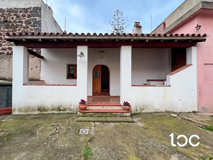 Appartamento con 8 locali in vendita in Orosei