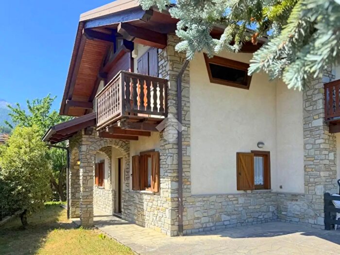 Casa quadrilocale in vendita in Via Benedetto Antonio Pozzallo, Oulx