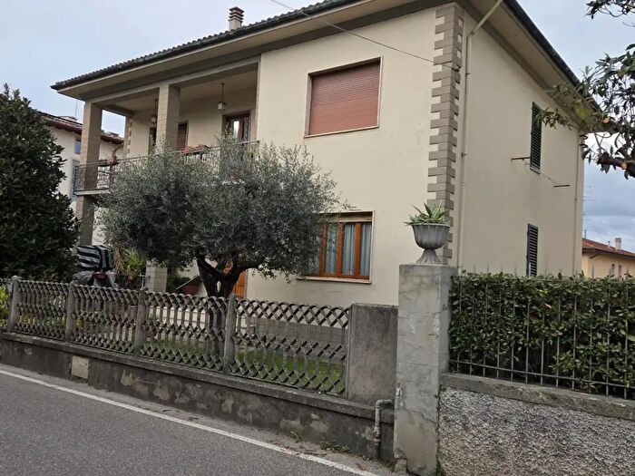 Casa con 5 locali in vendita in Via Castruccio Castracane, Lastra A Signa
