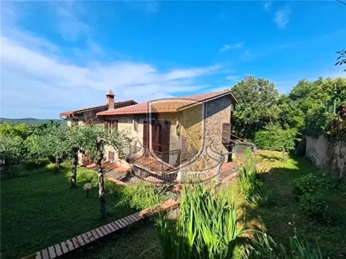 Casa con 14 locali in vendita in Murlo