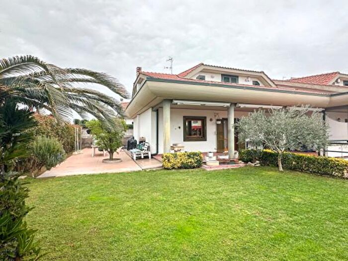 Casa con 6 locali in vendita in Via Lavagna, Ardea