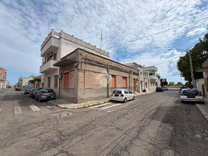 Casa quadrilocale in vendita in Via Calore, Brindisi