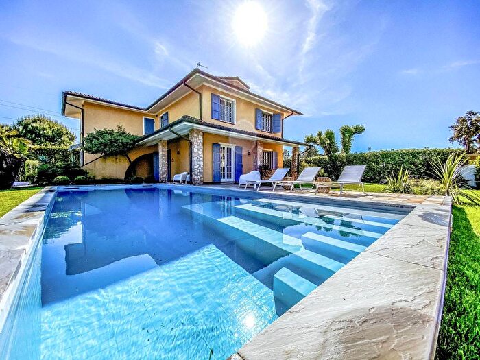 Casa con 6 locali in affitto in Via Giuseppe Viner, Centro, Forte dei Marmi