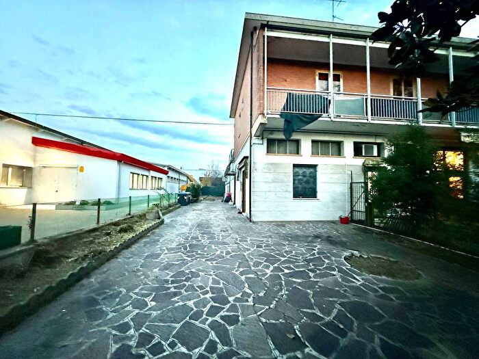 Casa con 6 locali in affitto in Via dei Fonditori, Modena Est, Modena