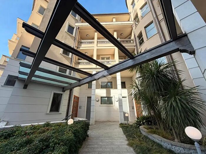 Appartamento trilocale in vendita in Via Magenta, Seregno