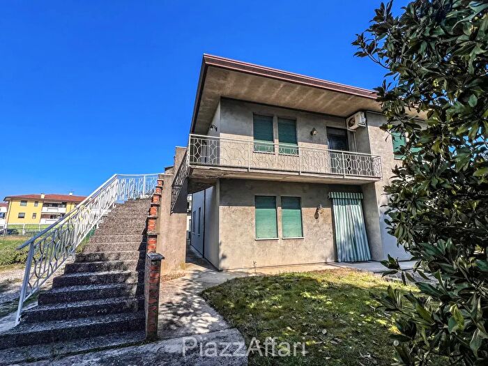 Casa con 5 locali in vendita in Via Roma, Brugine