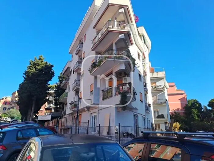 Appartamento trilocale in vendita in Via Clemente X, Roma