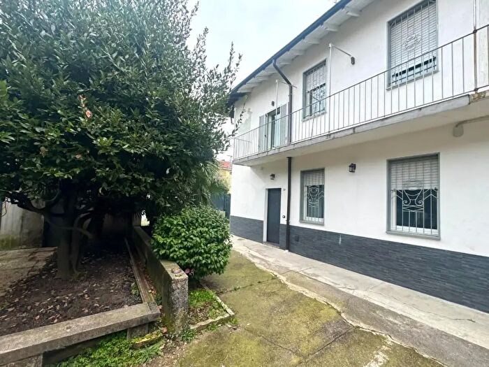 Appartamento trilocale in vendita in Via Giuseppe Mozzoni, Rescaldina