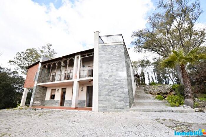 Casa con 6 locali in vendita in Oria