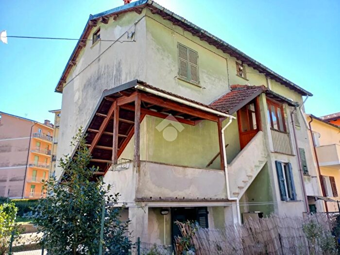 Appartamento con 5 locali in vendita in Via Giacinto Macciò, Busalla