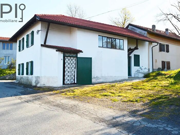 Casa con 8 locali in vendita in Giusvalla