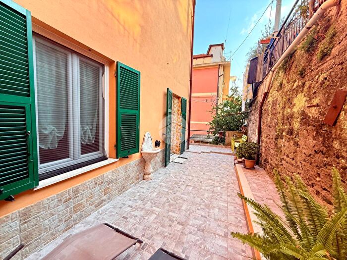 Appartamento quadrilocale in vendita in Via Rollino, Genova