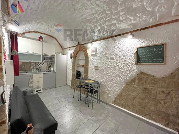 Appartamento bilocale in vendita in Via Trinita' degli Spagnoli, Napoli