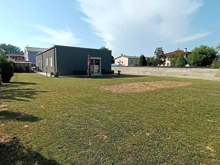 Casa con 8 locali in vendita in Rovigo