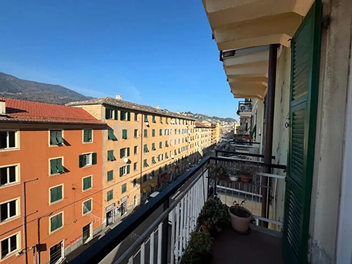 Appartamento con 5 locali in vendita in Via Rivarolo, Genova