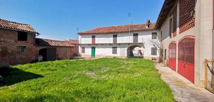 Casa con 16 locali in vendita in Piazza Anita Garibaldi, Vigliano DAsti