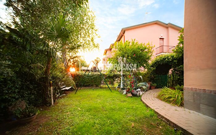 Appartamento quadrilocale in vendita in Via Dante Alighieri, Triuggio