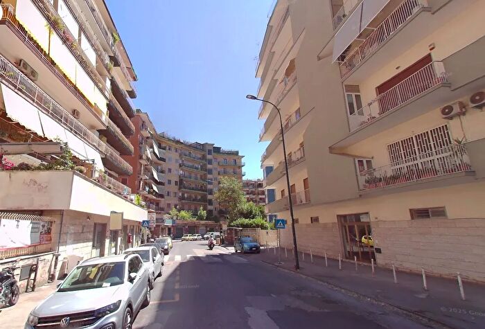 Appartamento trilocale in vendita in Via Gabriele Jannelli, Napoli