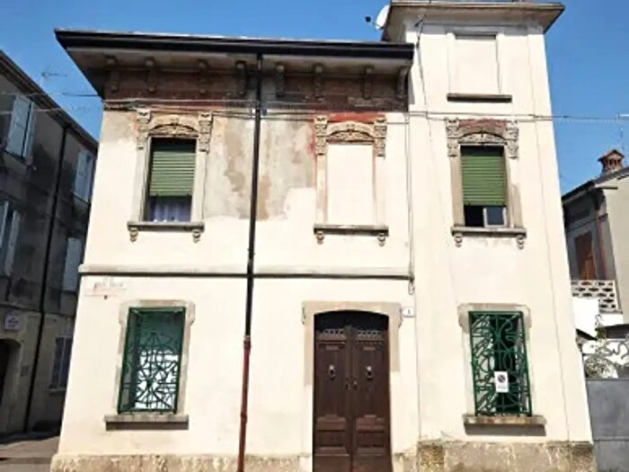 Casa con 6 locali in vendita in Luzzara