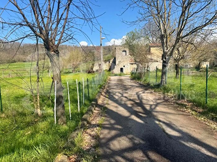 Casa con 6 locali in vendita in Via Cupa Snc, Pratella