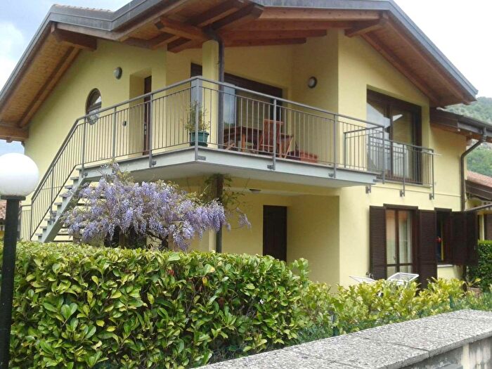 Appartamento trilocale in vendita in Lavena Ponte Tresa