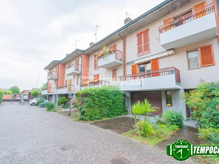 Casa quadrilocale in vendita in Via Luigi Calori, Locate Di Triulzi