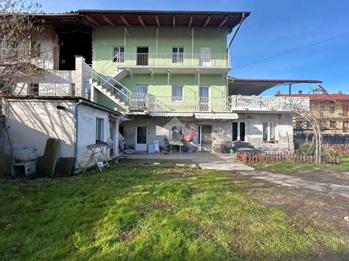 Casa con 6 locali in vendita in Via Centrale, Strambino