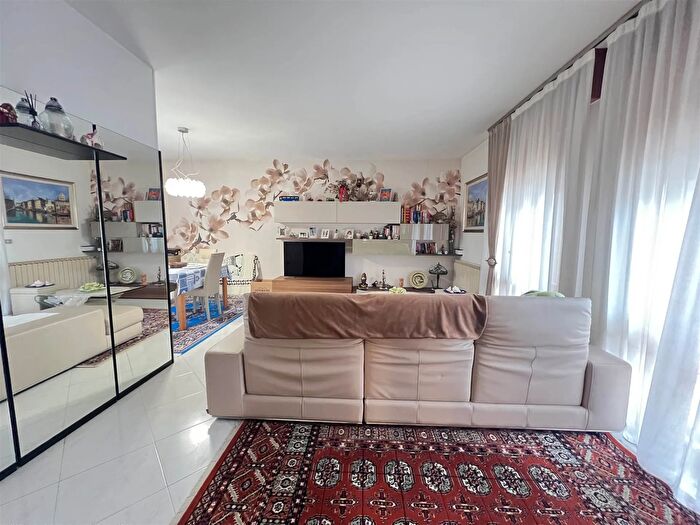 Casa con 7 locali in affitto in Viale Padova Chioggia Ve, Chioggia