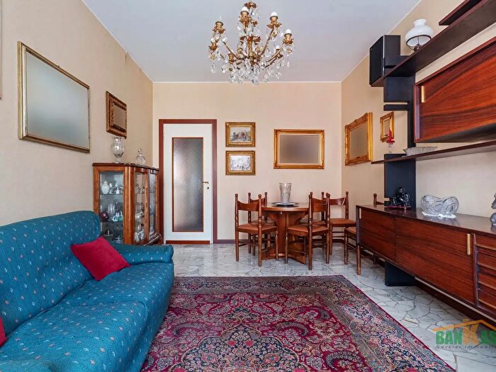 Appartamento trilocale in vendita in Via Lanfranco della Pila, Milano