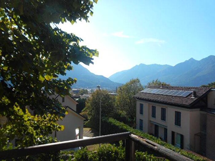 Casa con 6 locali in affitto in Via Maria Montessori, Acquate, Lecco