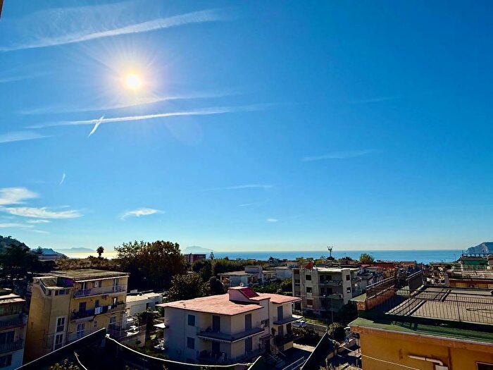 Appartamento trilocale in affitto in Via Solfatara, Pozzuoli Alta, Pozzuoli