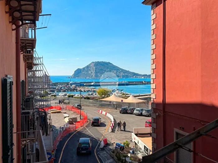 Appartamento trilocale in vendita in Via Roma, Pozzuoli