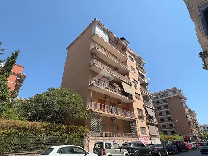 Appartamento trilocale in affitto in Via Giuseppe Giusti, Palermo