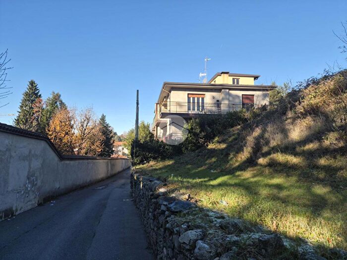 Appartamento trilocale in vendita in Via Piave, Arosio